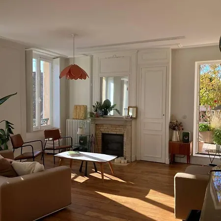 Tres Calme A Cote Du Chateau Apartment